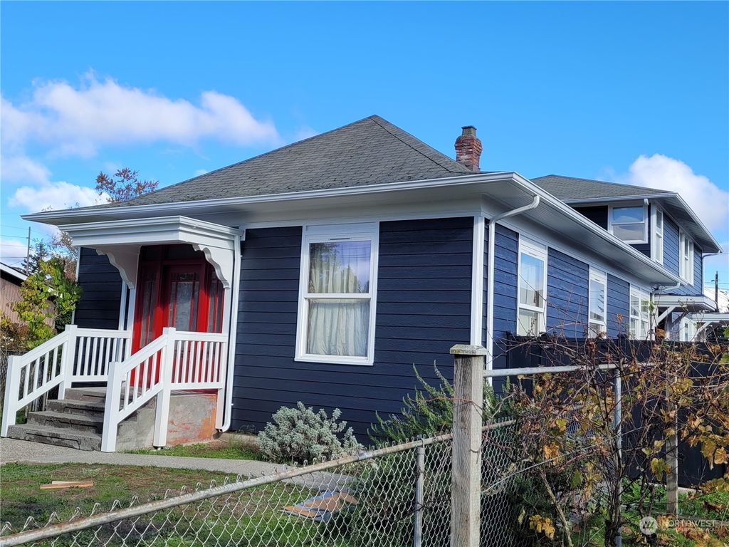 Photo of 10512 Fremont Avenue N, Seattle, WA 98133 (MLS # 2251302)