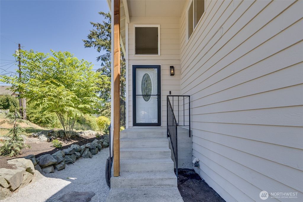Photo of 817 Ford Avenue, Snohomish, WA 98290 (MLS # 2412625)