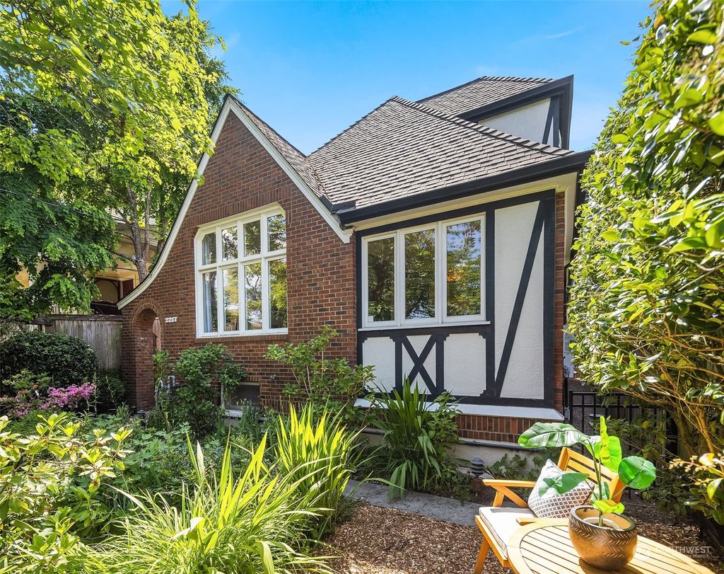 Photo of 2217 Bigelow Avenue N, Seattle, WA 98109 (MLS # 2076167)