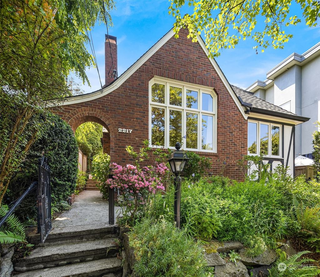 Photo of 2217 Bigelow Avenue N, Seattle, WA 98109 (MLS # 2076167)