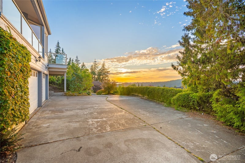 1015 Lone Tree Court
