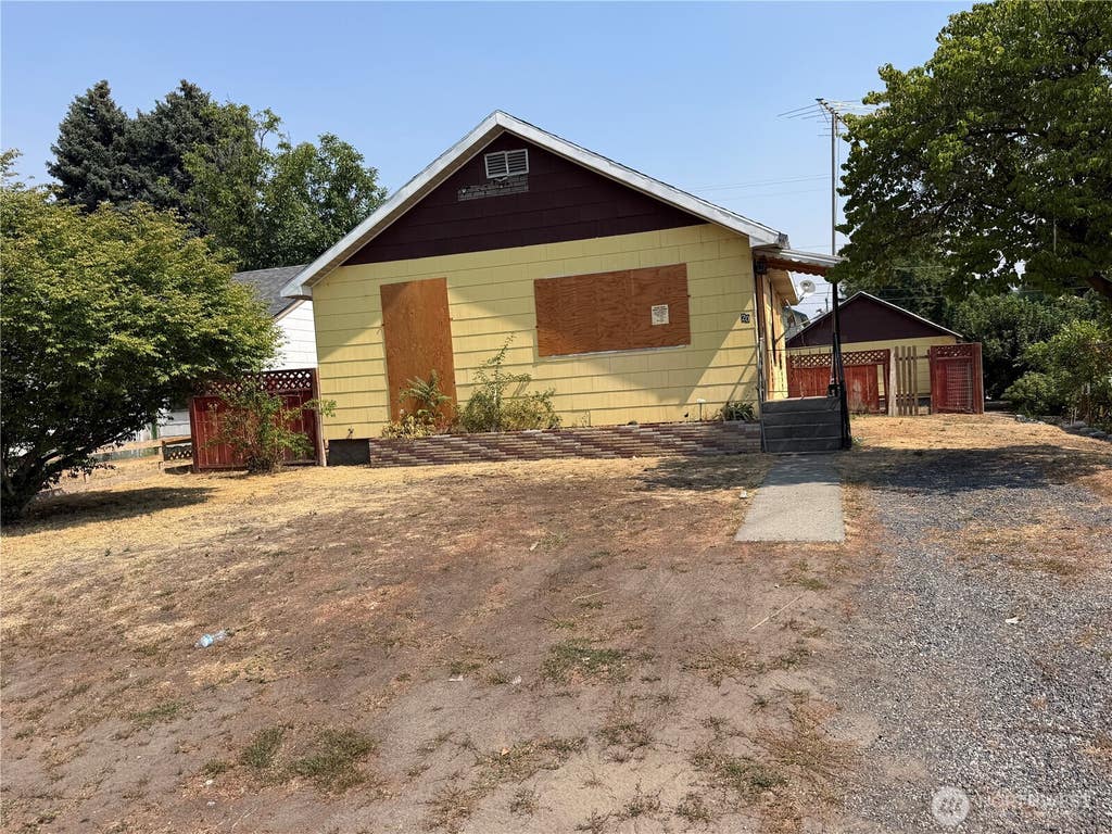 Photo of 20 N Elm Street, Omak, WA 98841 (MLS # 2570067)