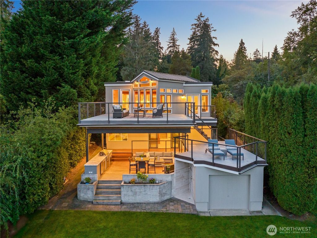 Photo of 2624 W Lake Sammamish Parkway NE, Redmond, WA 98052 (MLS # 2394917)