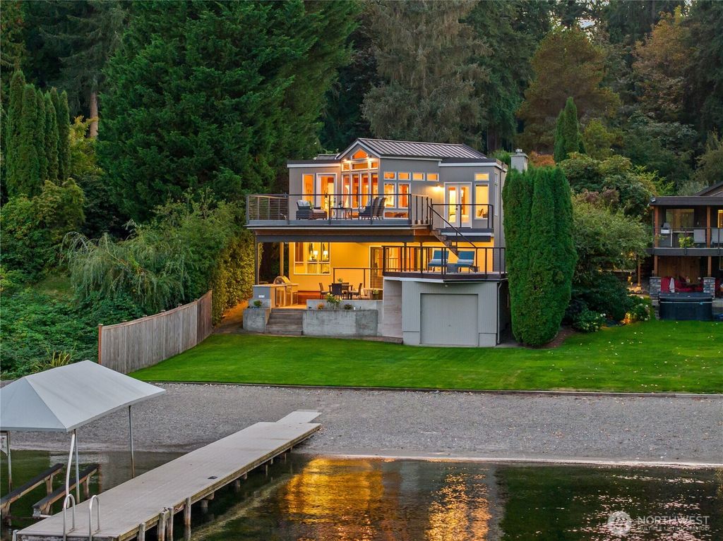 Photo of 2624 W Lake Sammamish Parkway NE, Redmond, WA 98052 (MLS # 2394917)