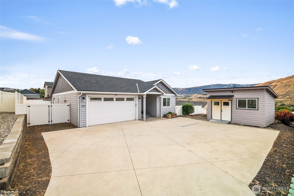 Photo of 525 S Iowa Avenue, East Wenatchee, WA 98802 (MLS # 2593794)
