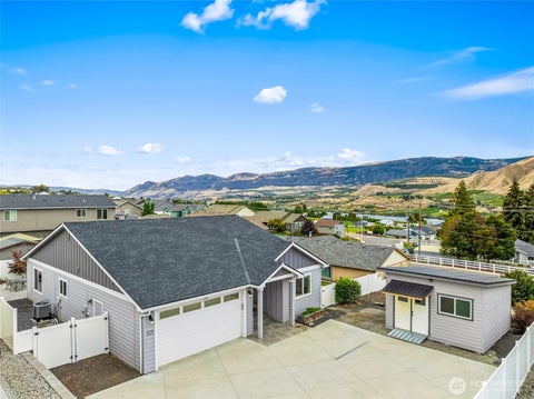 Photo of 525 S Iowa Avenue, East Wenatchee, WA 98802 (MLS # 2593794)