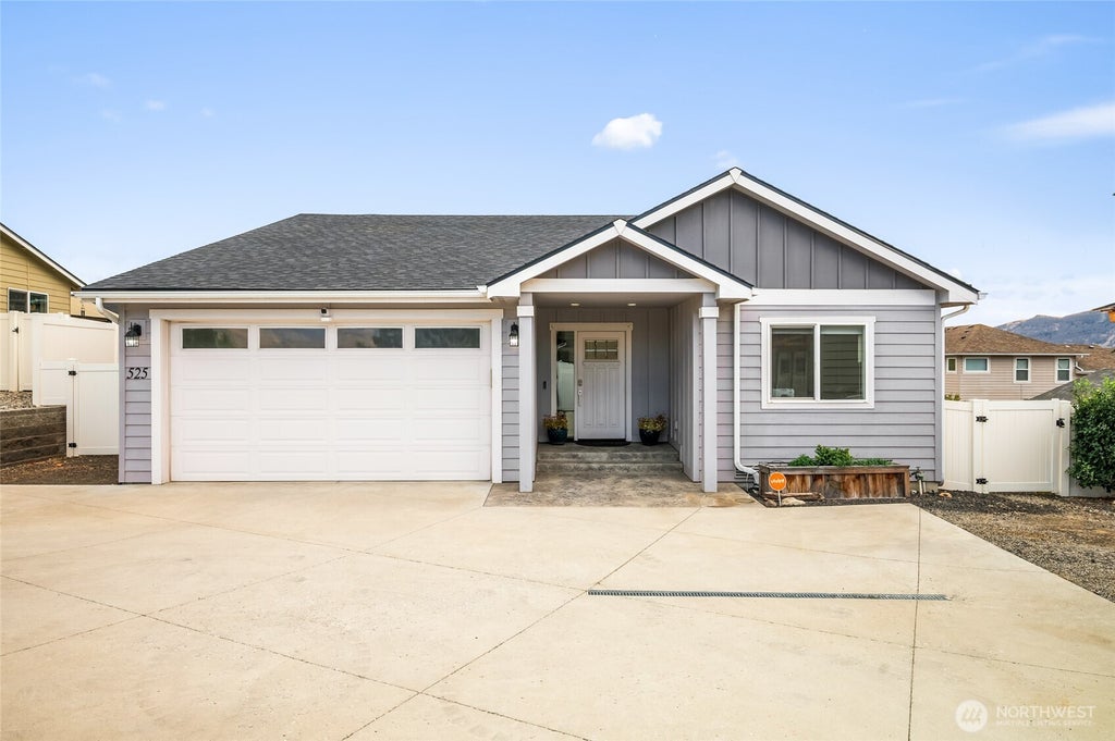 Photo of 525 S Iowa Avenue, East Wenatchee, WA 98802 (MLS # 2593794)