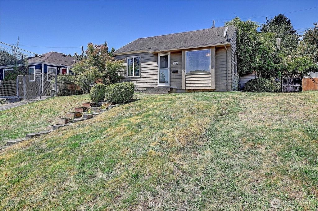 Photo of 1624 Pine Street, Everett, WA 98201 (MLS # 2468821)