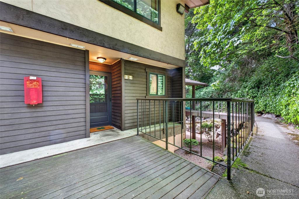 Photo of 140 Summit Avenue N #B5, Kent, WA 98030 (MLS # 2524680)