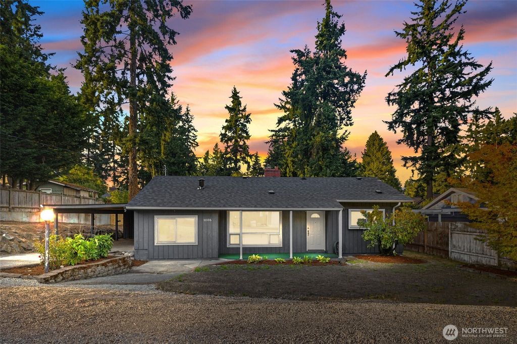 Photo of 1006 NE 126th St. St, Seattle, WA 98125 (MLS # 2425482)