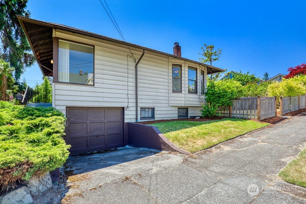 Photo of 5057 38th Avenue NE, Seattle, WA 98105 (MLS # 2135546)