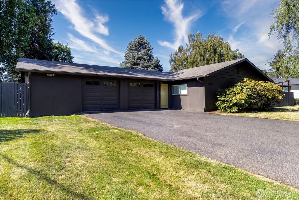 Photo of 1424 Bryant Avenue, Walla Walla, WA 99362 (MLS # 2459193)