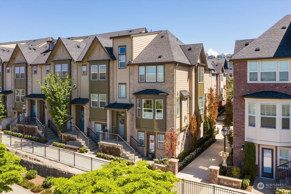 Photo of 1378 Williamsburg Walk NE #21.1, Issaquah, WA 98029 (MLS # 2067158)