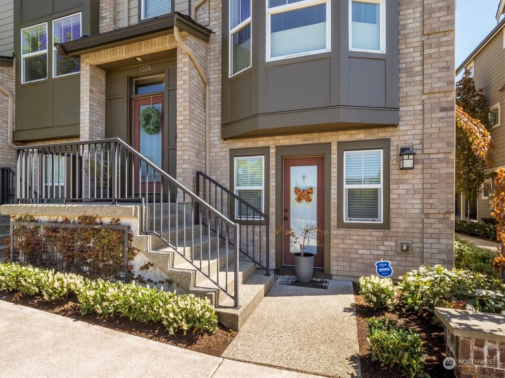 Photo of 1378 Williamsburg Walk NE #21.1, Issaquah, WA 98029 (MLS # 2067158)