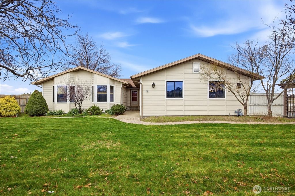 Photo of 2017 S Washington Street, Kennewick, WA 99337 (MLS # 2496366)