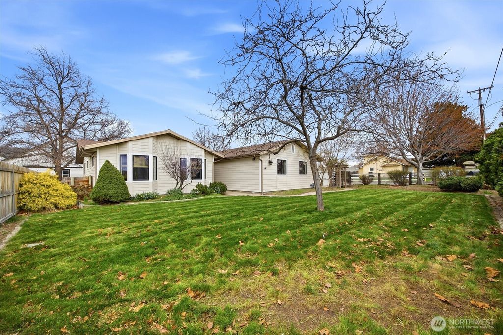 Photo of 2017 S Washington Street, Kennewick, WA 99337 (MLS # 2496366)