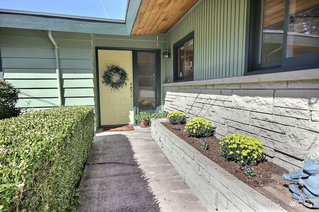 Photo of 208 NW 177th Street, Shoreline, WA 98177 (MLS # 1993911)