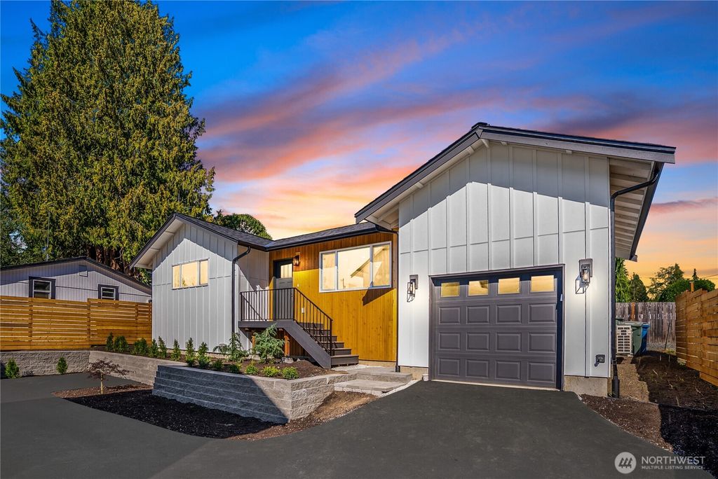 Photo of 325 J Avenue #B, Snohomish, WA 98290 (MLS # 2425113)