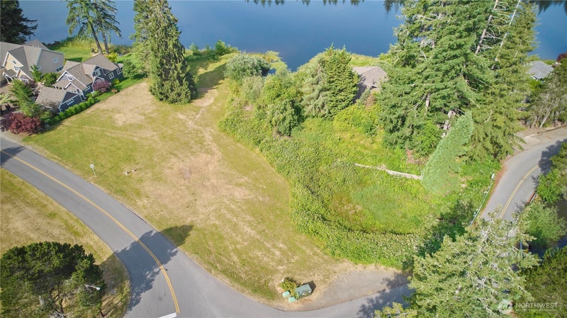 20 E Lakeshore Drive