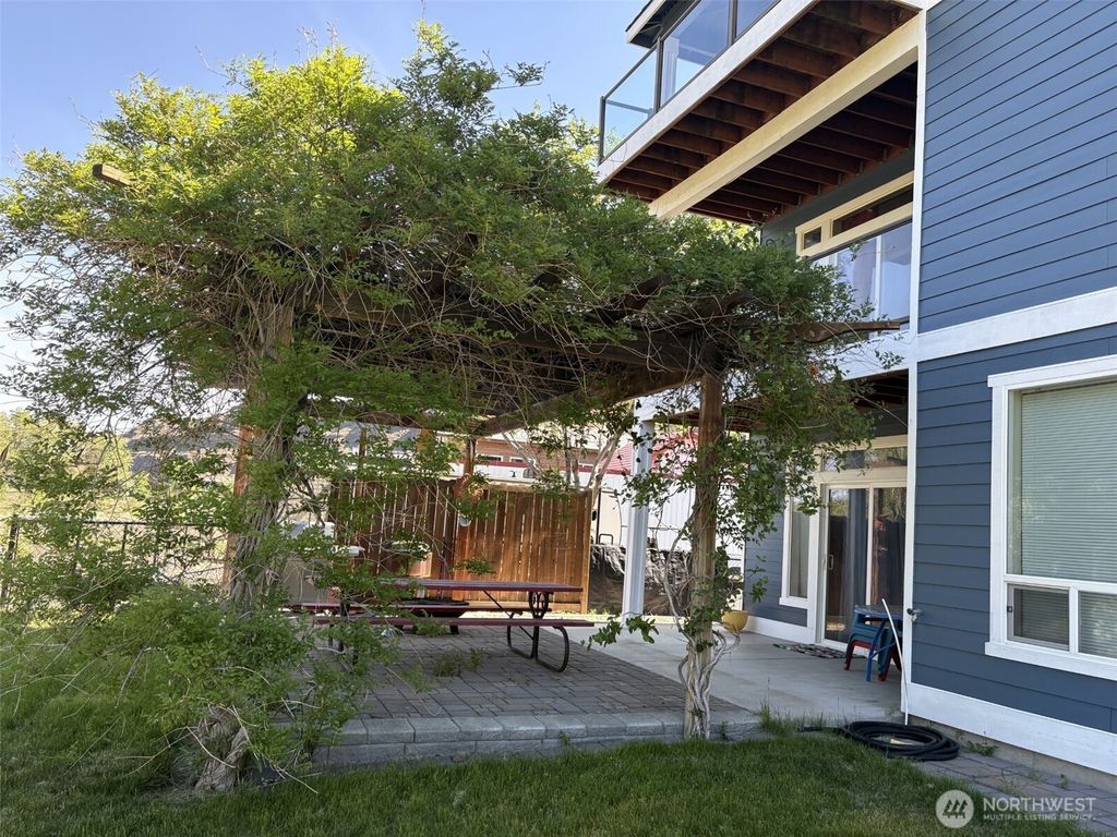 Photo of 582 River Drive SW, Quincy, WA 98848 (MLS # 2518116)