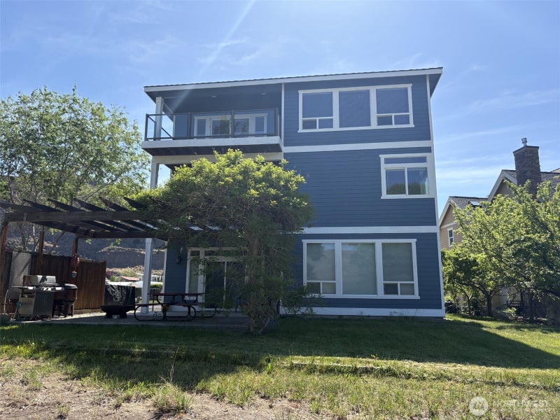 582 River Drive SW
