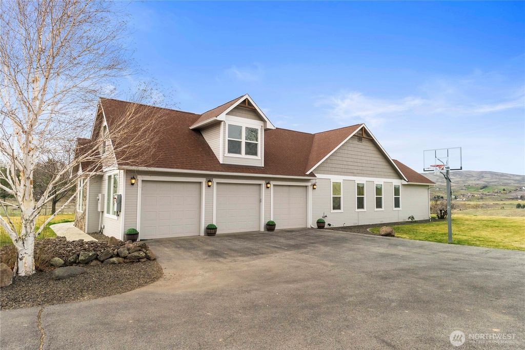 Photo of 657 Zimmerman Road Rd, Yakima, WA 98908 (MLS # 2489964)