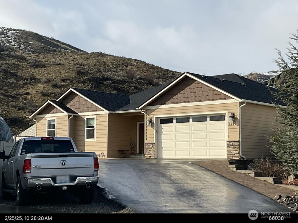Photo of 1742 Skeena Court, Wenatchee, WA 98801 (MLS # 2504500)