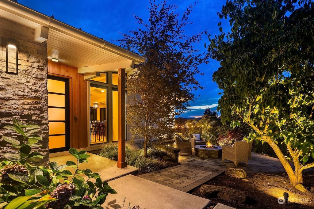 Photo of 631 11th Avenue W, Kirkland, WA 98033 (MLS # 2157516)