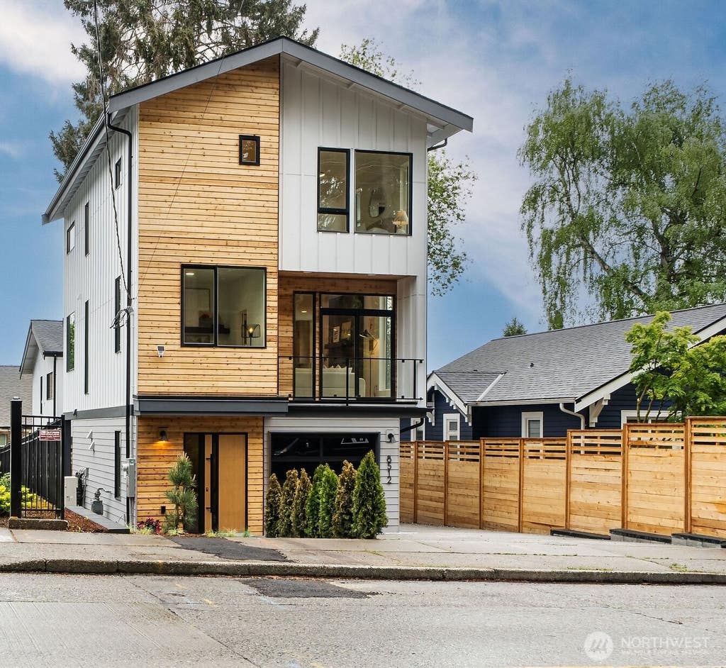 Photo of 8512 15th Avenue NE, Seattle, WA 98115 (MLS # 2548597)