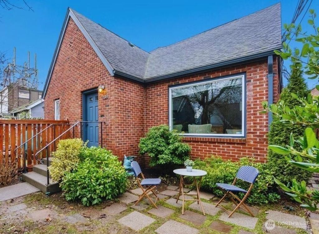 Photo of 713 26th Avenue #B, Seattle, WA 98122 (MLS # 2467200)