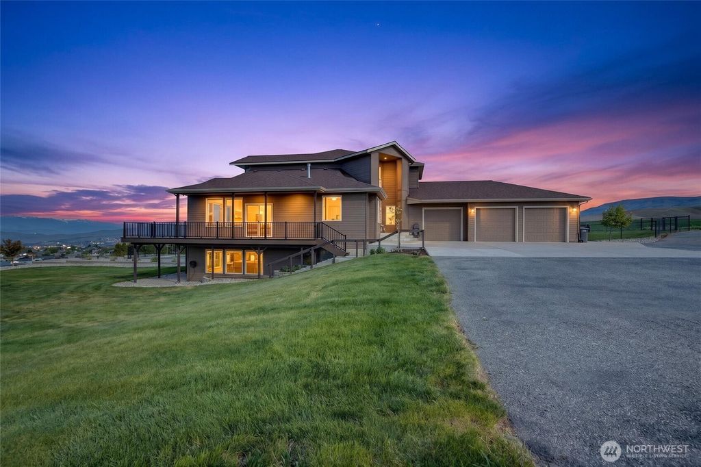 Photo of 824 Shepherd Lane, East Wenatchee, WA 98802 (MLS # 2504759)