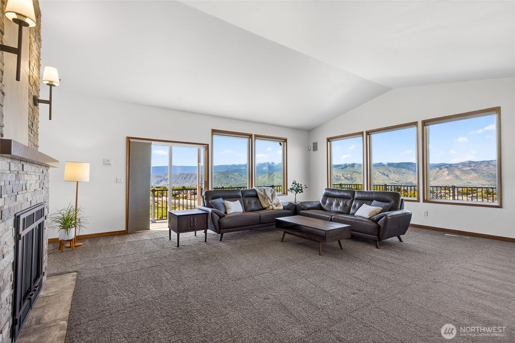 Photo of 824 Shepherd Lane, East Wenatchee, WA 98802 (MLS # 2504759)