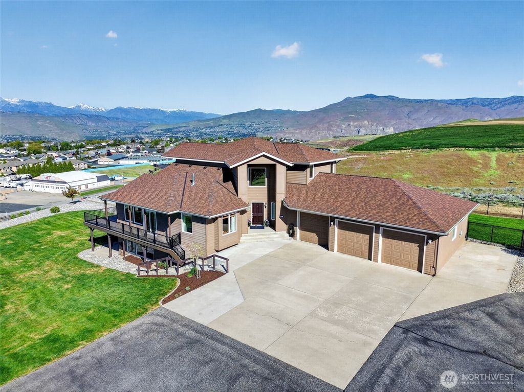 Photo of 824 Shepherd Lane, East Wenatchee, WA 98802 (MLS # 2504759)