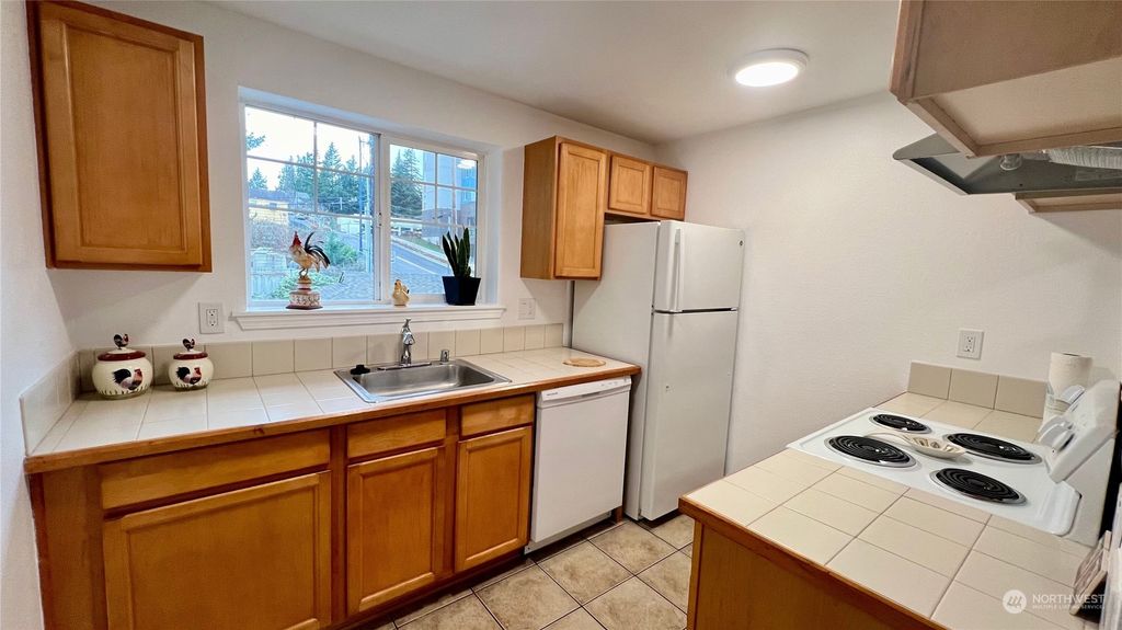 Photo of 1127 N 198th Street #A302, Seattle, WA 98133 (MLS # 2206536)
