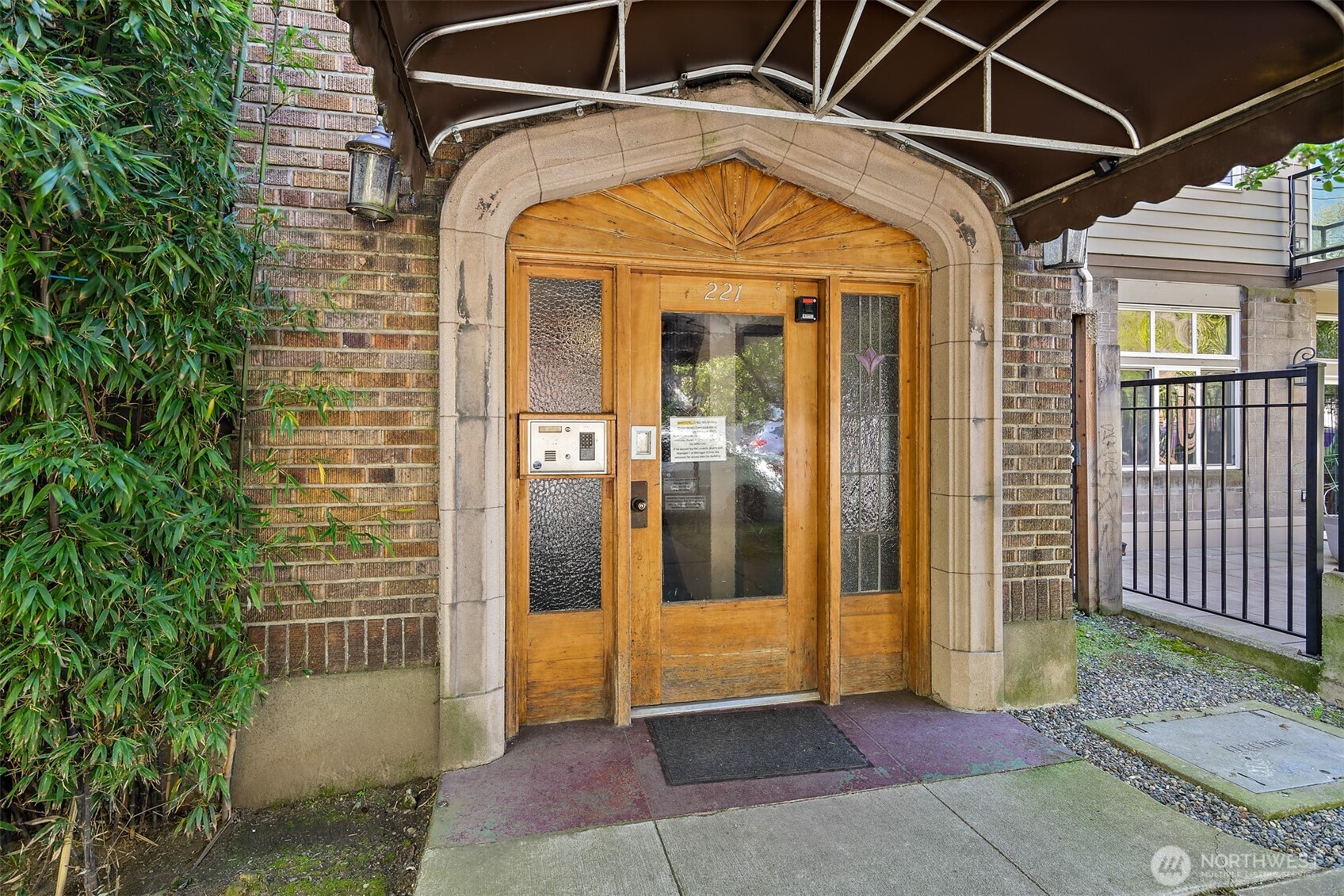 221 Belmont Avenue E