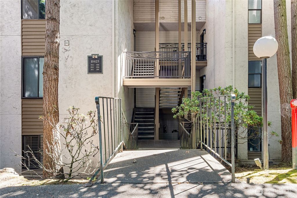 Photo of 10423 NE 32nd Place #E306, Bellevue, WA 98004 (MLS # 2420404)