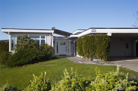 Photo of 4572 137th Avenue SE, Bellevue, WA 98006 (MLS # 2515361)