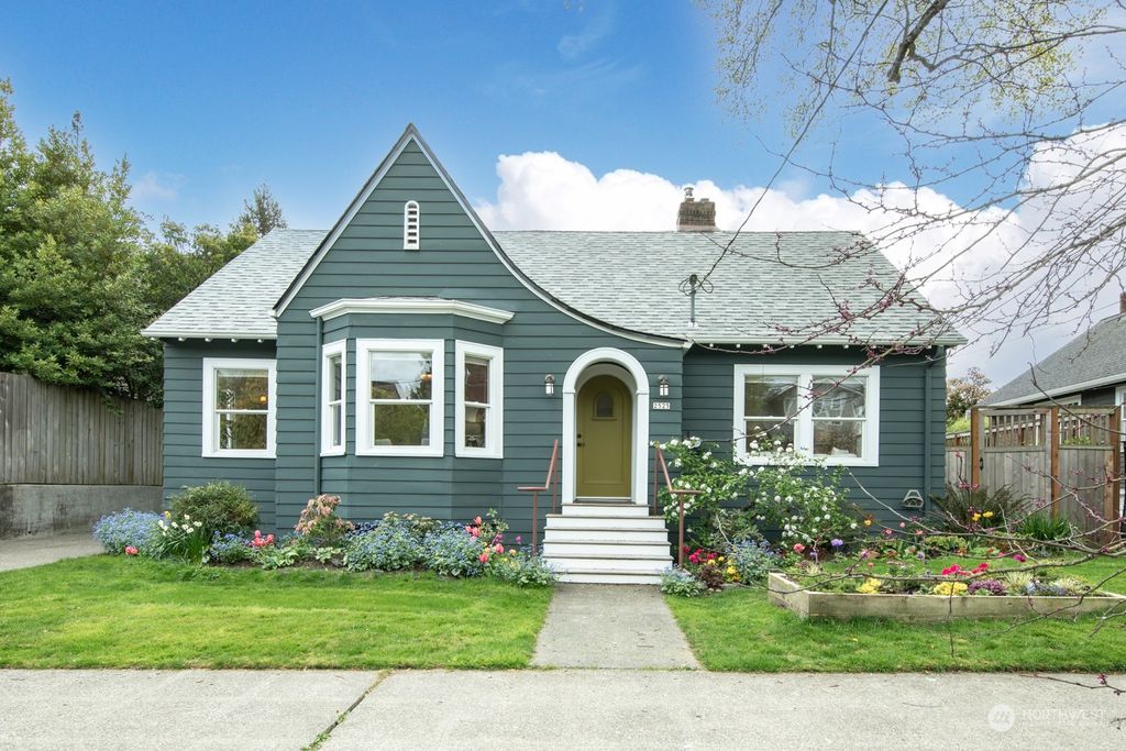 Photo of 2525 E McGraw Street, Seattle, WA 98112 (MLS # 2223128)