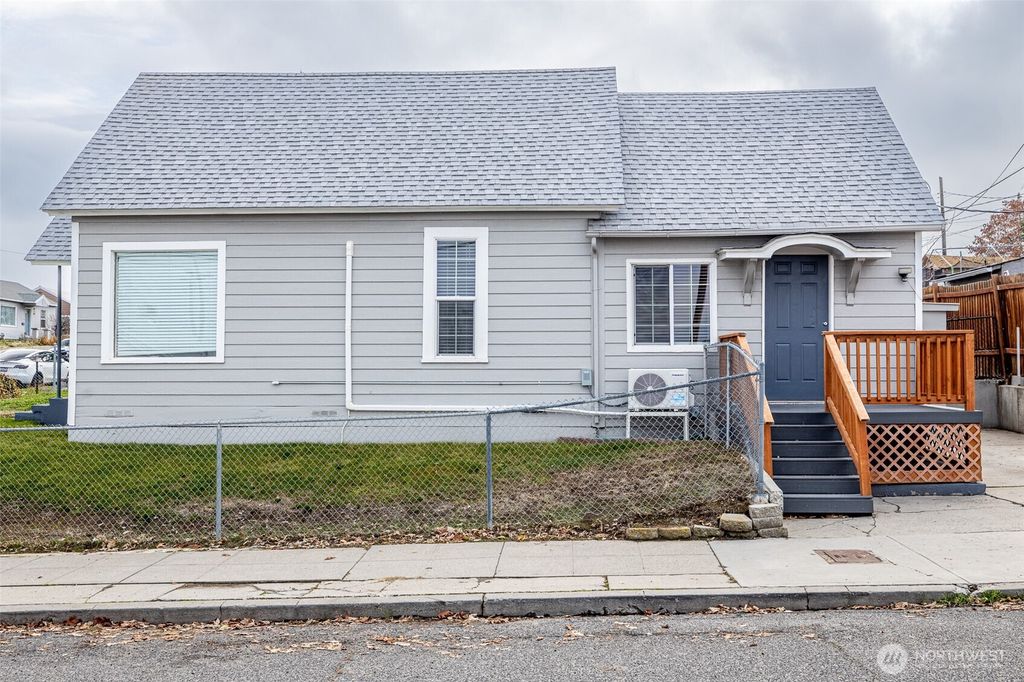 Photo of 246 N Delaware Avenue, Wenatchee, WA 98801 (MLS # 2446841)