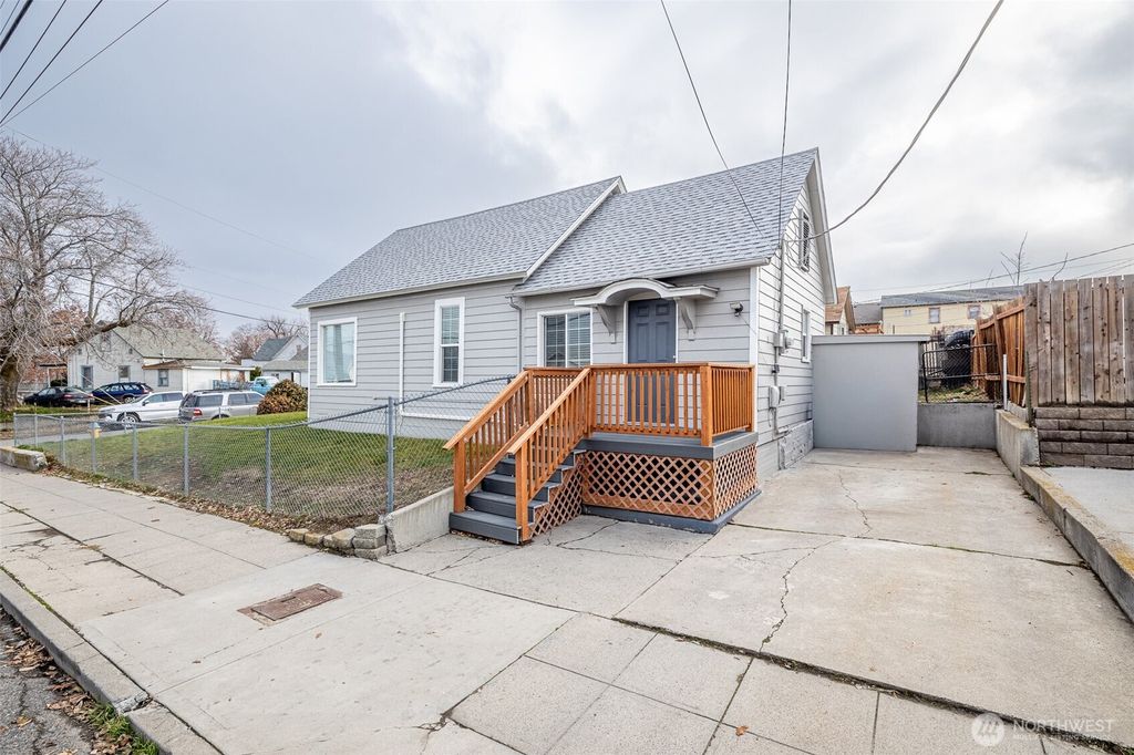 Photo of 246 N Delaware Avenue, Wenatchee, WA 98801 (MLS # 2446841)