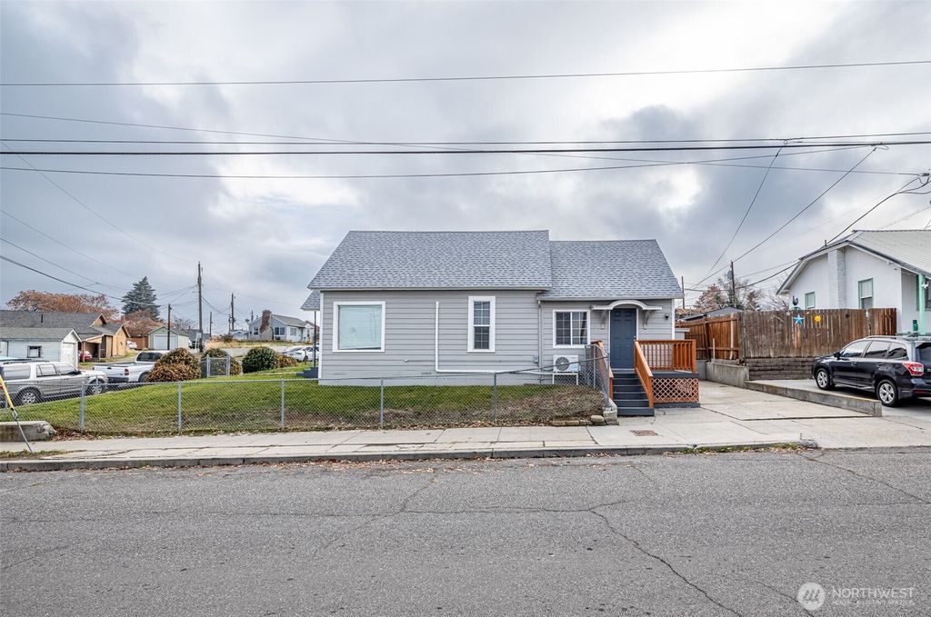 Photo of 246 N Delaware Avenue, Wenatchee, WA 98801 (MLS # 2446841)