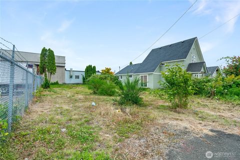 Photo of 205 5th Street, Hoquiam, WA 98550 (MLS # 2548338)