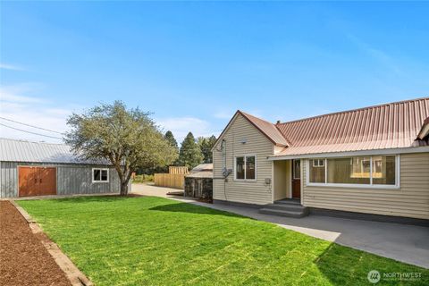 Photo of 108 Yakima Avenue, Cle Elum, WA 98922 (MLS # 2516744)