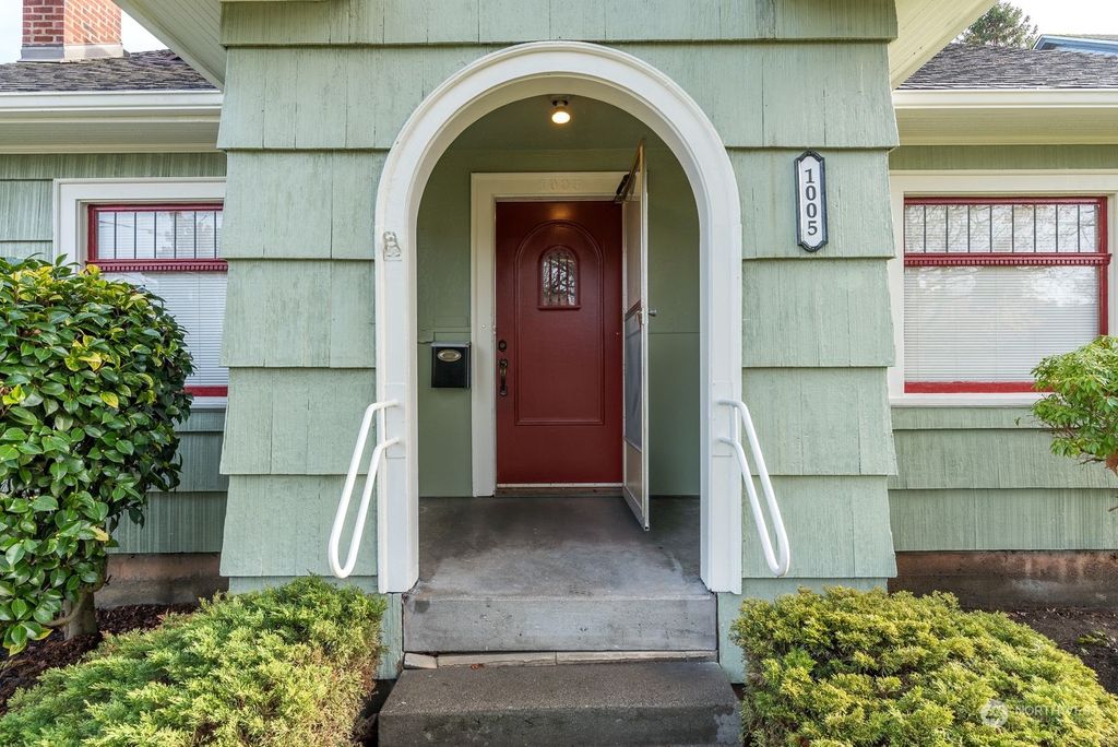 Photo of 1005 Wetmore Avenue, Everett, WA 98201 (MLS # 2283311)