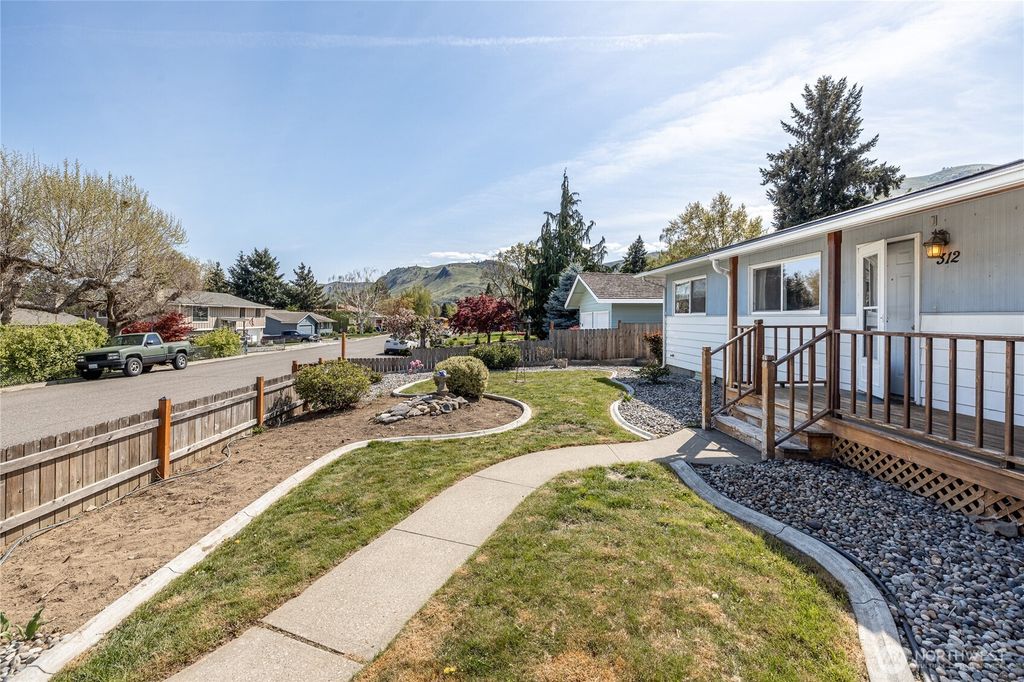 Photo of 312 Marie Avenue, Wenatchee, WA 98802 (MLS # 2510006)