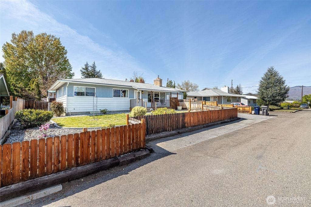 Photo of 312 Marie Avenue, Wenatchee, WA 98802 (MLS # 2510006)