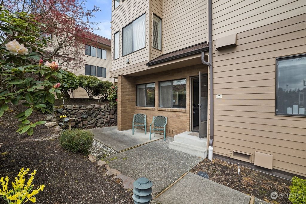 Photo of 914 S 248th Street #7, Des Moines, WA 98198 (MLS # 2060098)