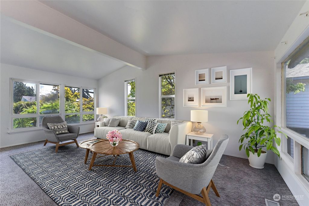 Photo of 526 NE 124th Street, Seattle, WA 98125 (MLS # 2159385)