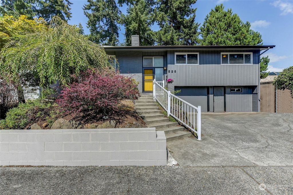 Photo of 526 NE 124th Street, Seattle, WA 98125 (MLS # 2159385)