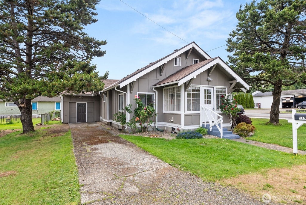 Photo of 519 Duffy Street, Aberdeen, WA 98520 (MLS # 2538911)
